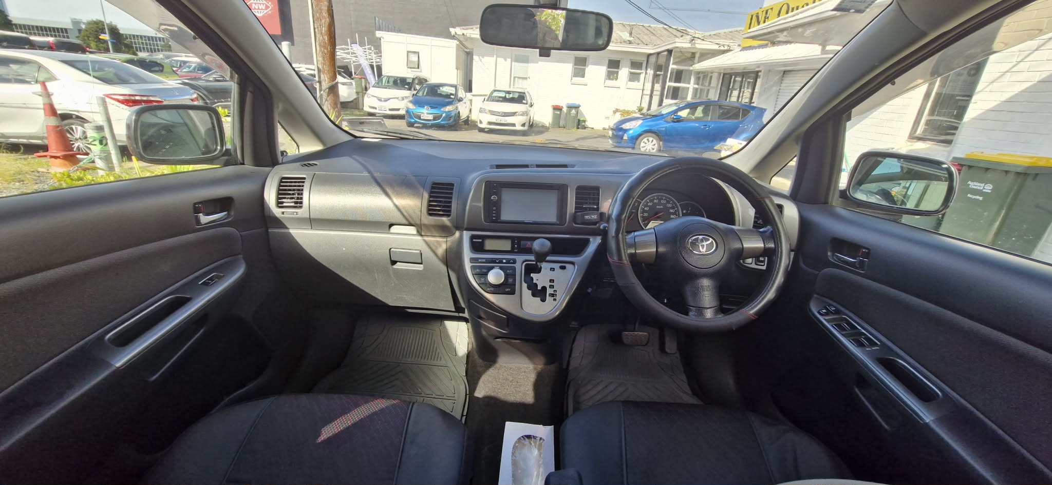 
								2006 Toyota Wish full									