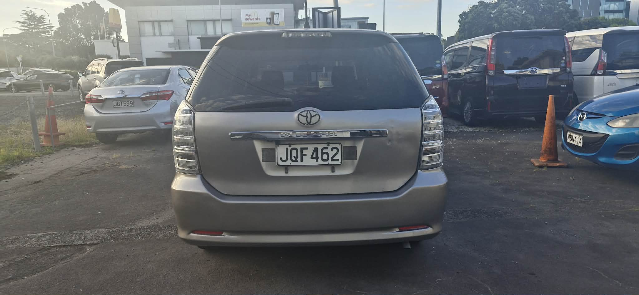 
								2007 Toyota Wish 7-SEater Grey full									